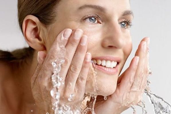 Frau bei der Gesichtsreinigung