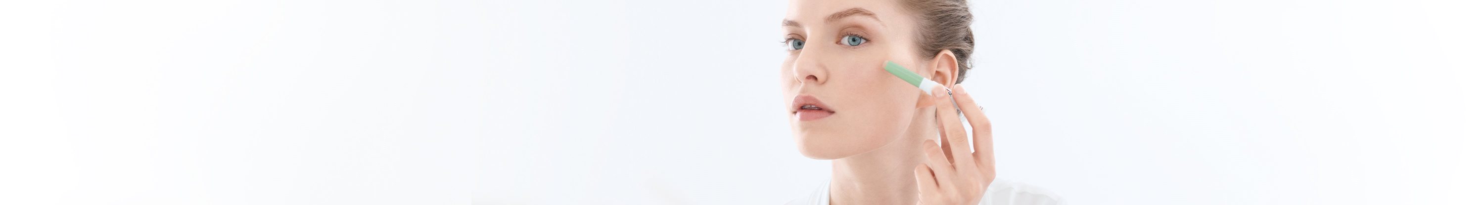 Mädchen mit zu Akne neigender Haut