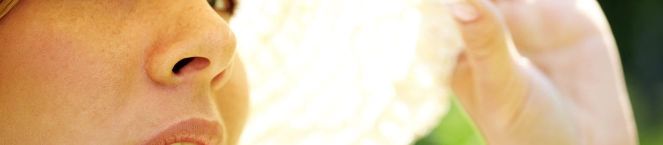 Frau mit Sonnenhut - hilft Sonne gegen Pickel?