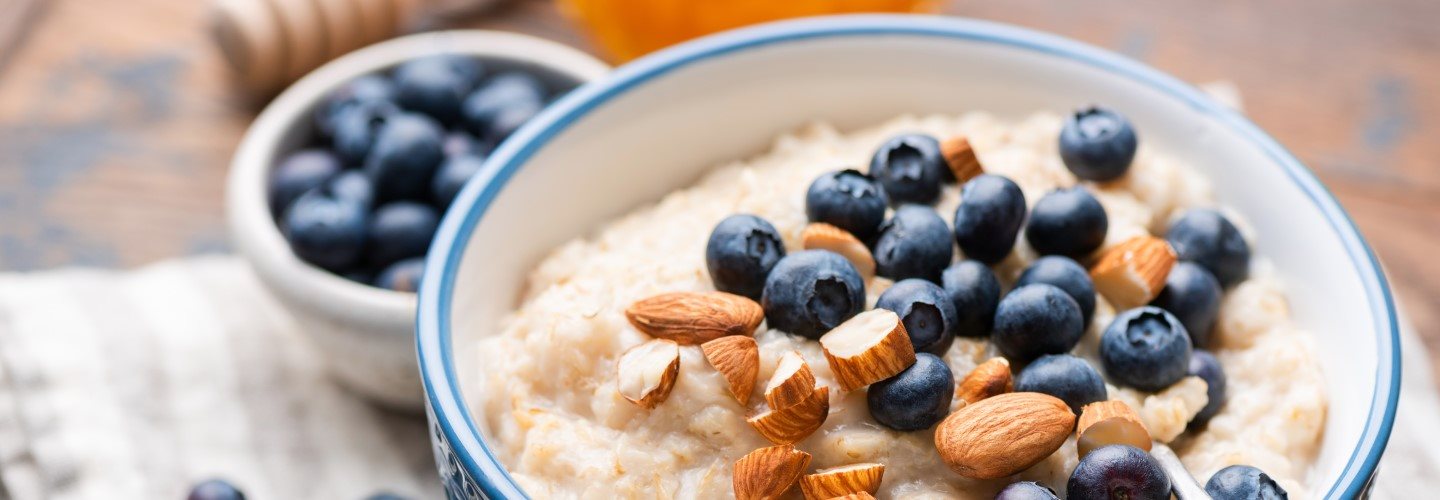 Porridge mit Blaubeeren und Mandeln