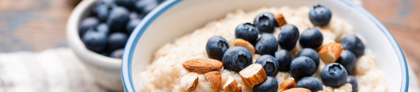 Porridge mit Blaubeeren und Mandeln