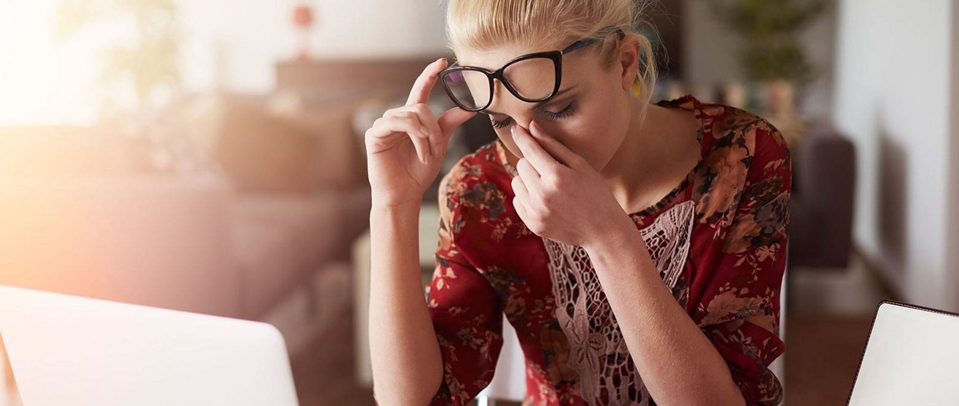 Gestresste Frau fasst sich ins Gesicht