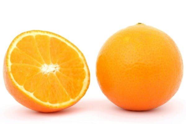 Eine Orangenhälfte und eine ganze Orange.