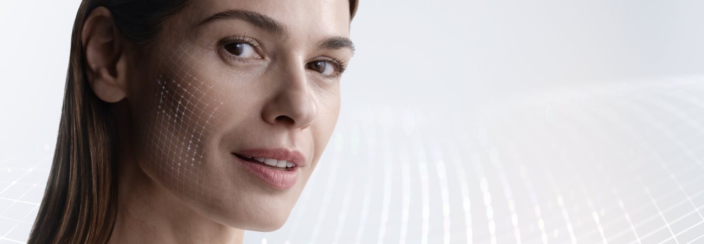 Epigenetik dargestellt an einer jungen Frau vor einem weißen Raster