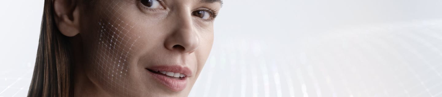 Frau mit visualisierter Hautstruktur im Gesicht – Darstellung epigenetischer Prozesse undHautregeneration