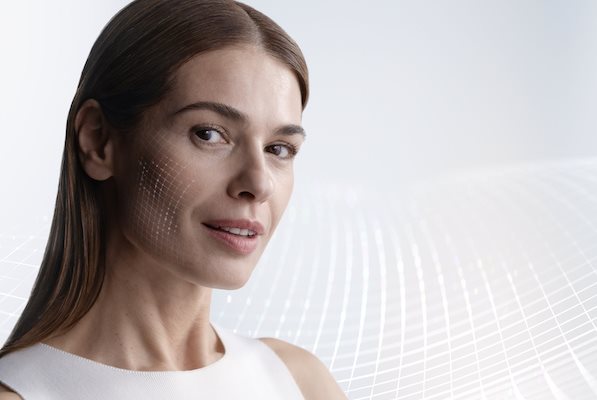 Epigenetik dargestellt an einer jungen Frau vor einem weißen Raster