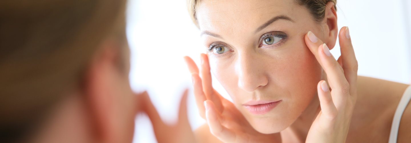 Junge Frau sichtet erste Falten