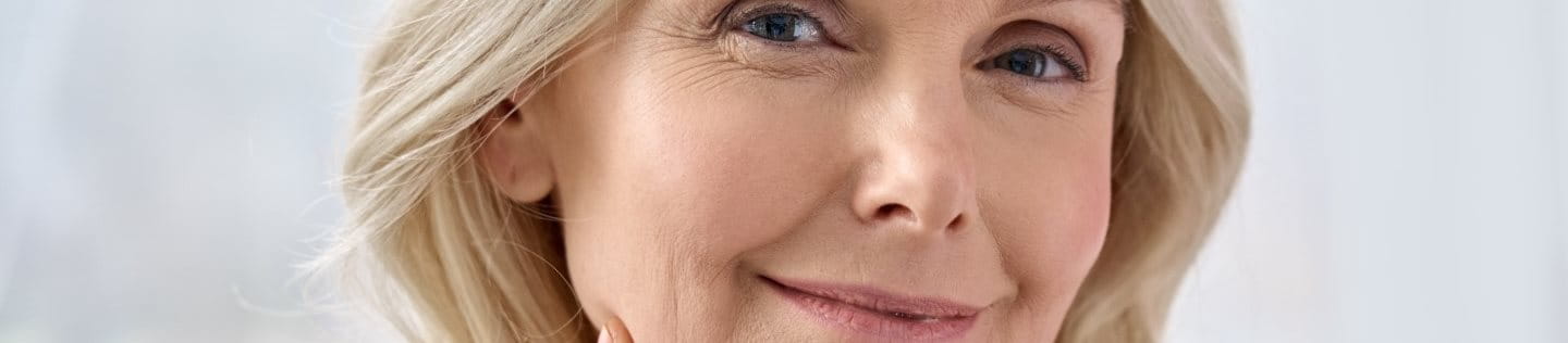 Portraitfoto von lächelnder Frau mittleren Alters.