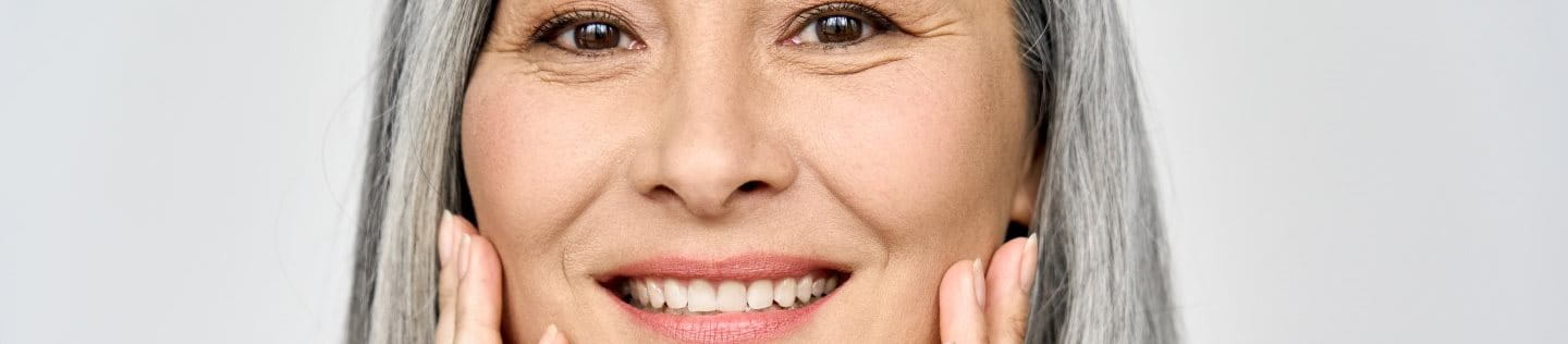 Nahaufnahme einer Frau mittleren Alters mit glatter Haut.