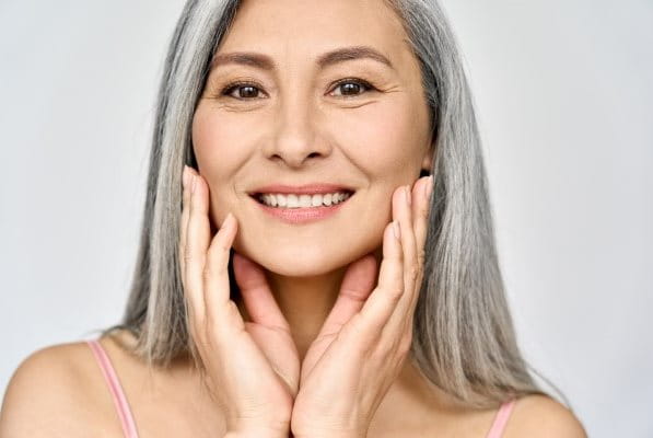 Nahaufnahme einer Frau mittleren Alters mit glatter Haut.