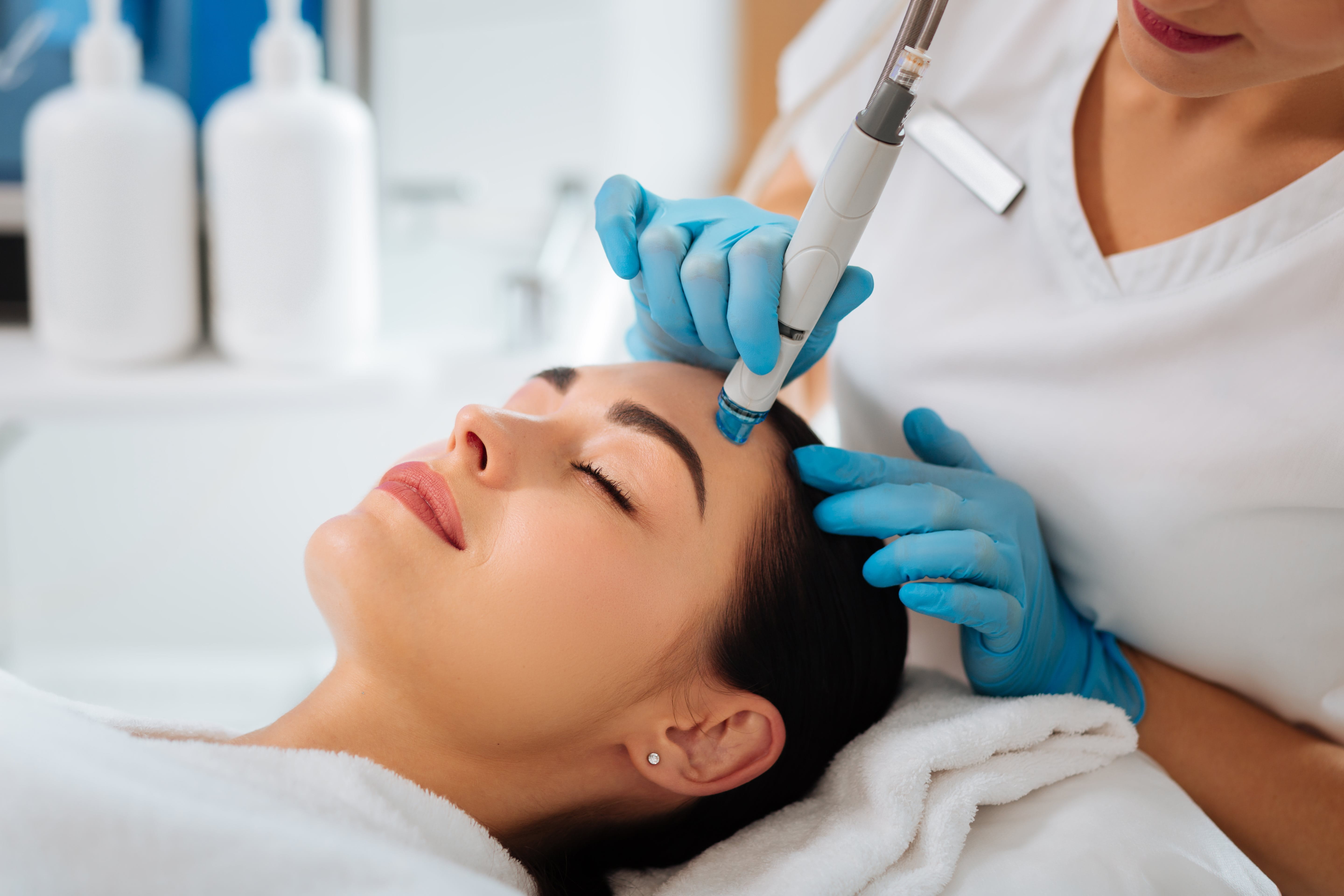 Frau bei einer Hydrafacial-Behandlung