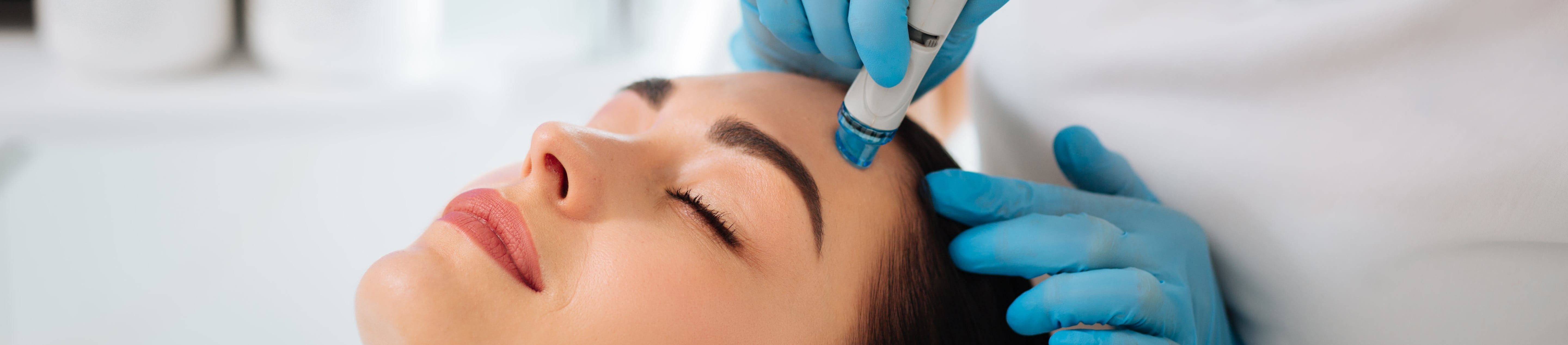 Frau bei einer Hydrafacial-Behandlung