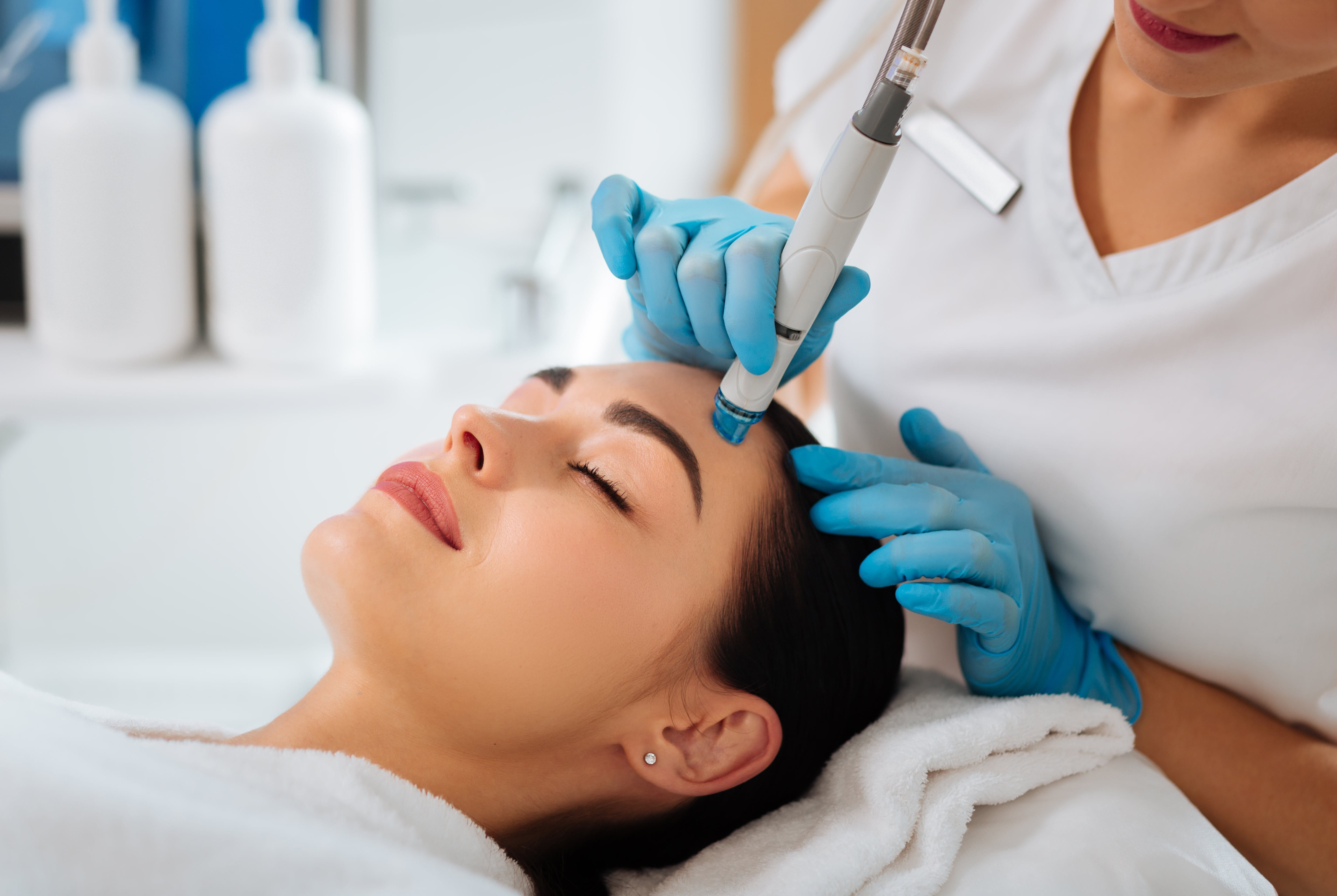 Frau bei einer Hydrafacial-Behandlung
