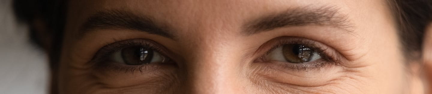 Gesicht einer jungen Frau mit Lachfalten um die Augenpartie