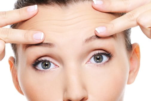 Stirnfalten im Gesicht einer Frau