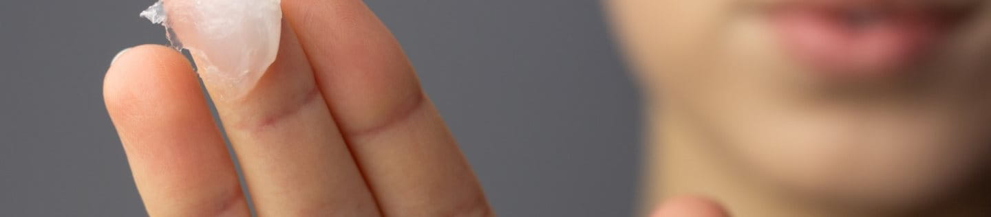 Eine Frau, die Slugging anwenden möchte und an ihrem Finger eine okklusive Salbe hat