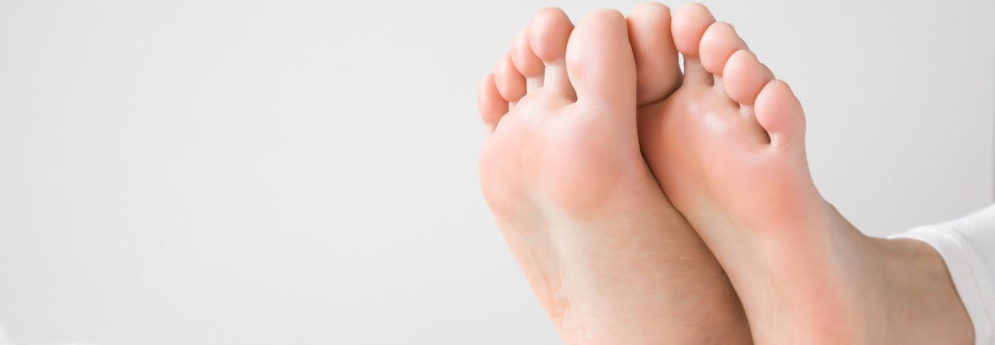 Füße auf einer weichen Decke.