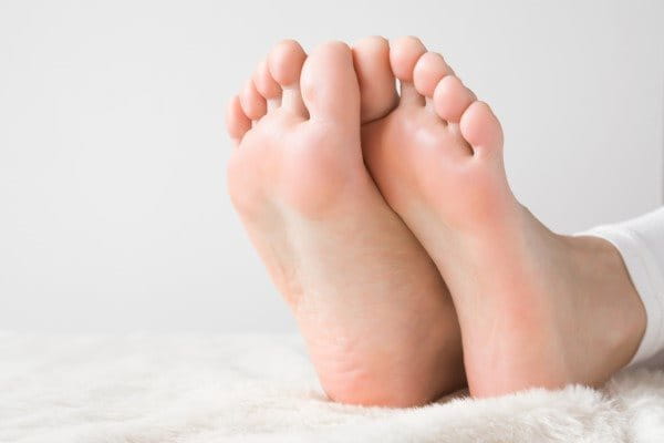 Füße auf einer weichen Decke.