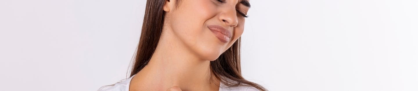 Frau, die sich am Hals kratzt