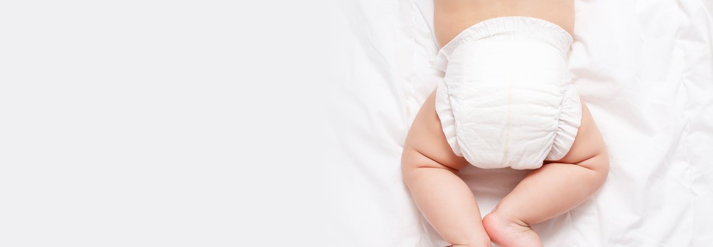 Baby mit weißer Windel