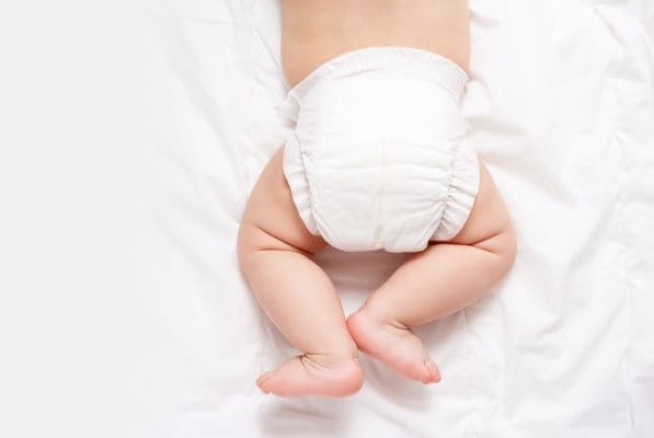 Baby mit weißer Windel