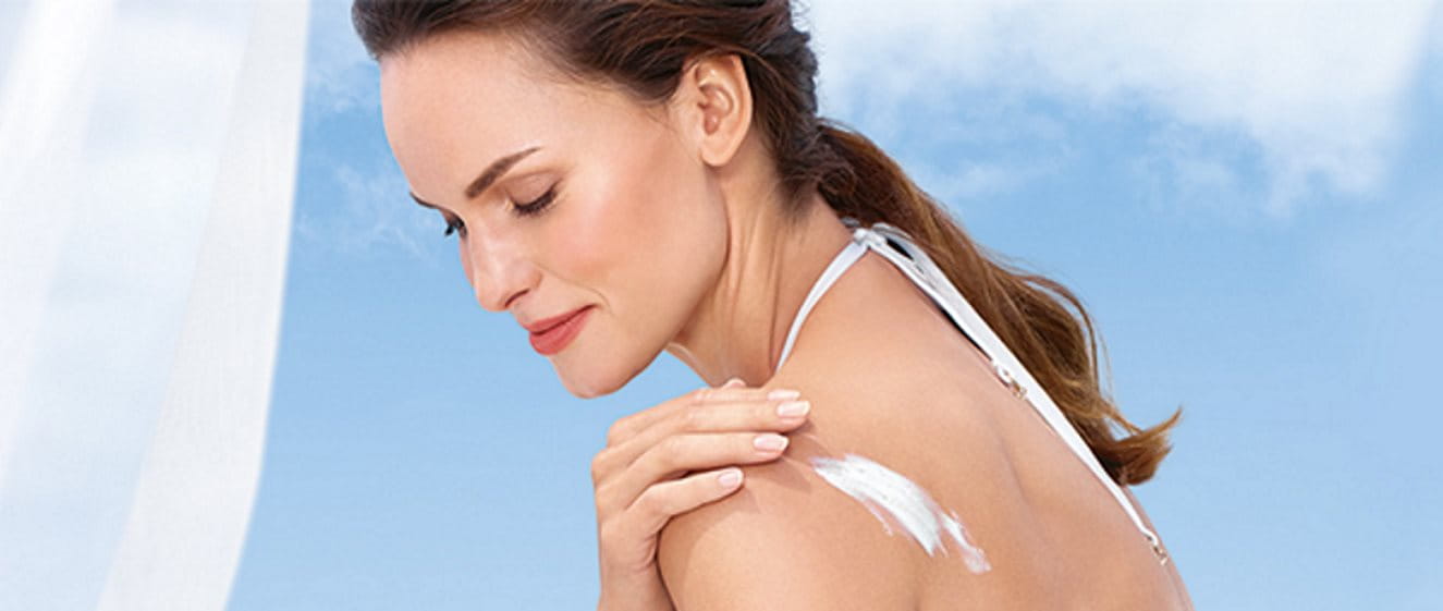 Sonnencreme mit Lichtschutzfaktor auftragen