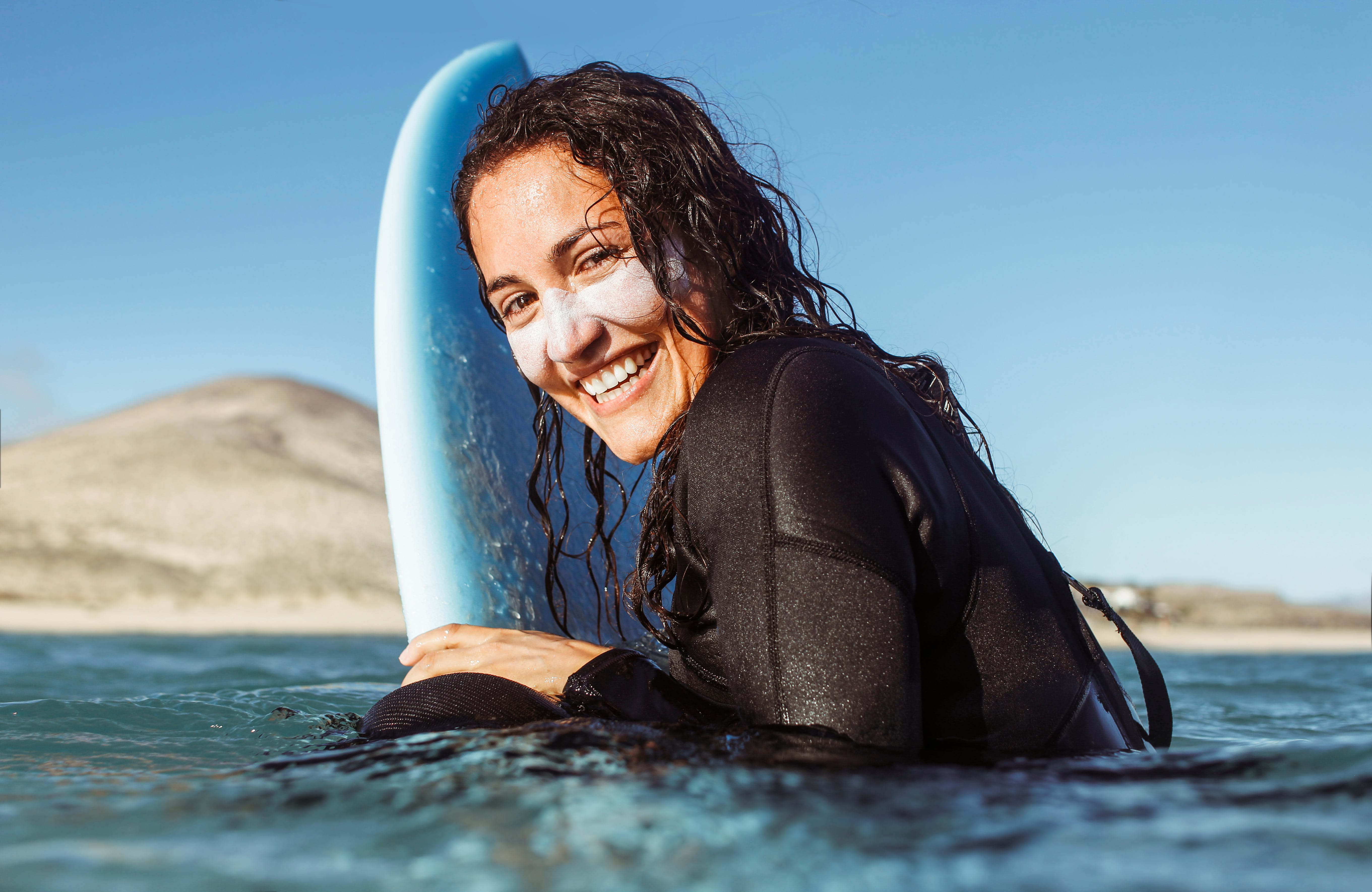 Lachende Frau im Wasser