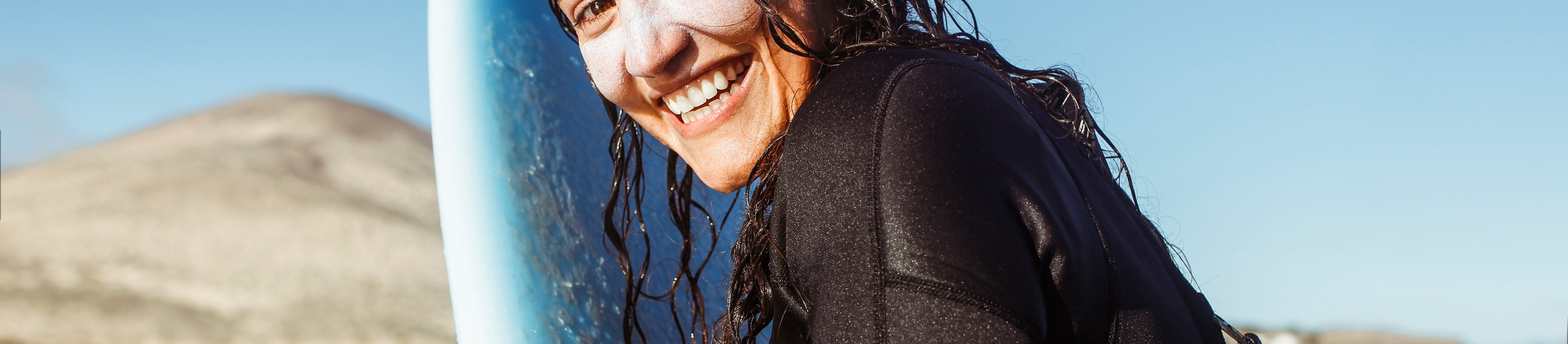 Lachende Frau im Wasser