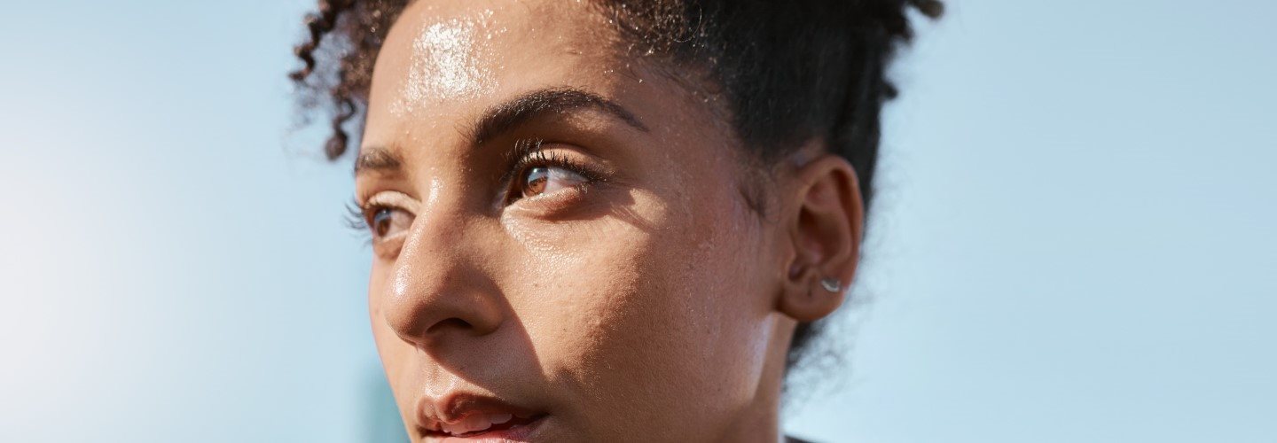 Nahaufnahme einer Sportlerin mit Kopfschwitzen