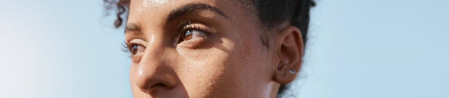 Nahaufnahme einer Sportlerin mit Kopfschwitzen