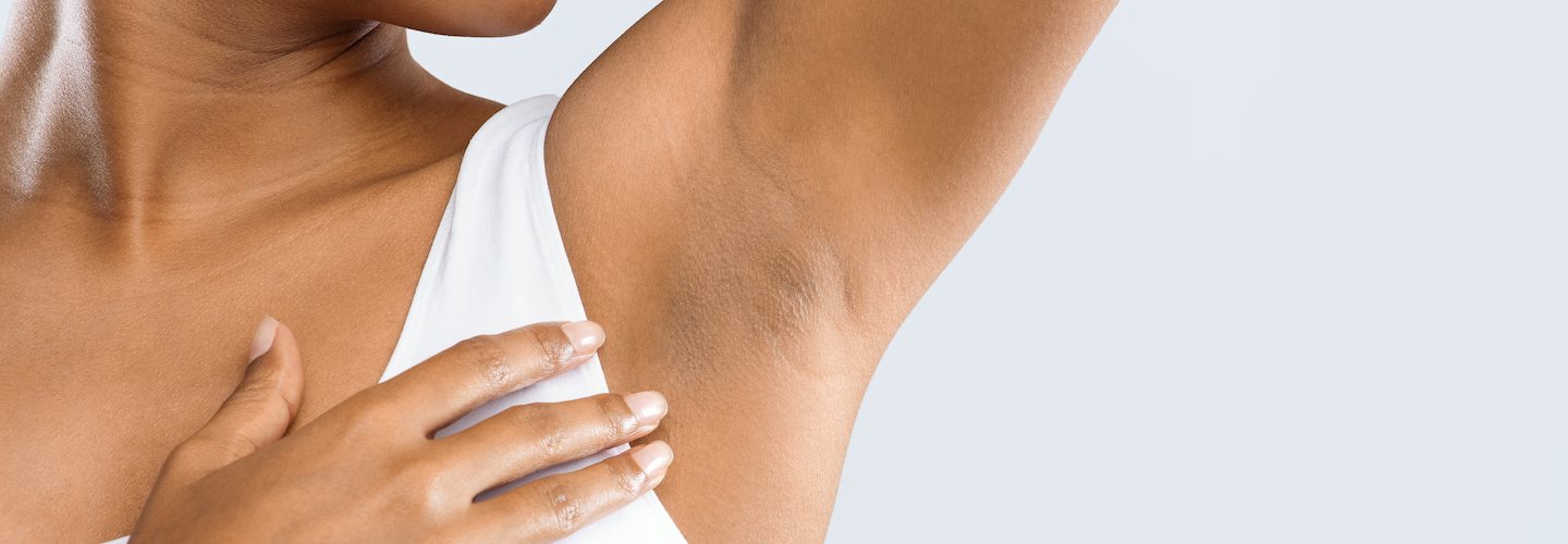 Nahaufnahme Achsel einer Frau