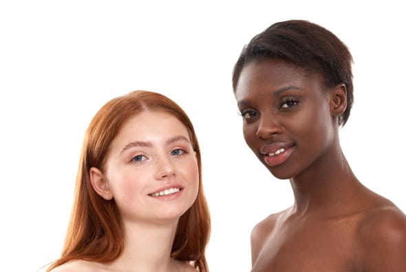 Zwei Frauen mit unterschiedlicher Hautpigmentierung