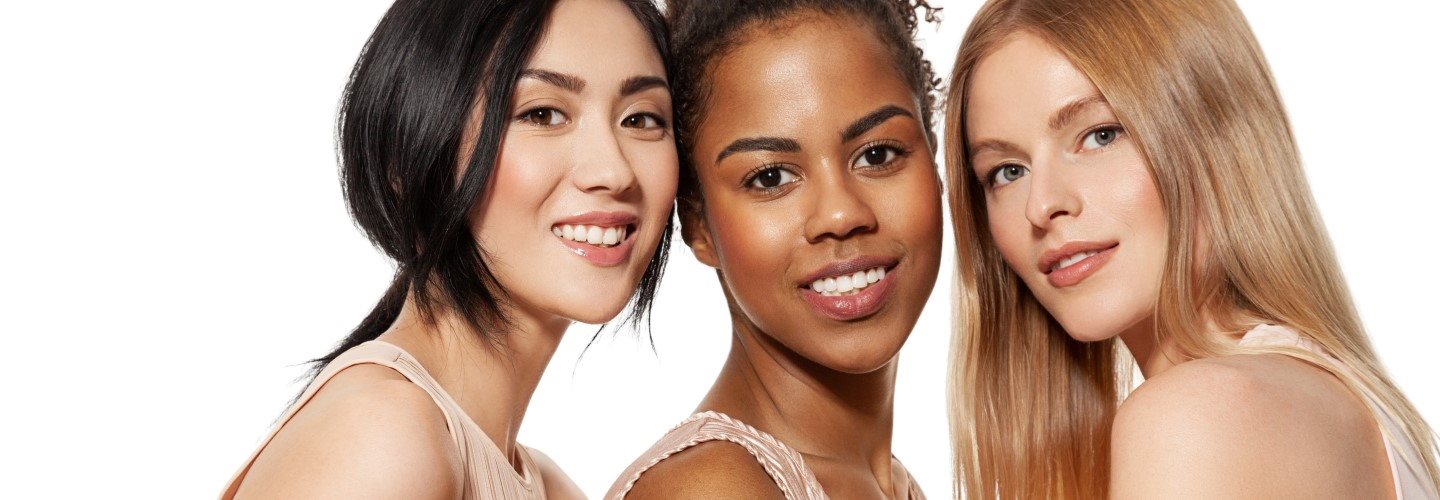 Drei Frauen mit unterschiedlichem Hautton aufgrund ihrer ethnischen Zugehörigkeit und gesundem Teint.