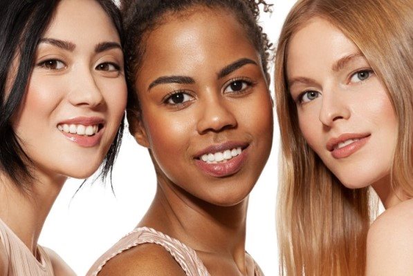 Drei Frauen mit unterschiedlichem Hautton aufgrund ihrer ethnischen Zugehörigkeit und gesundem Teint.