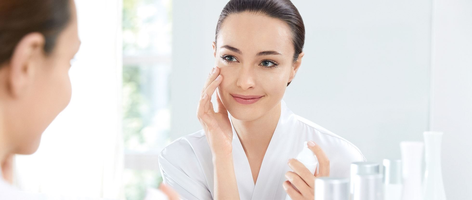 El modelo Eucerin utiliza un corrector de manchas frente a las manchas oscuras