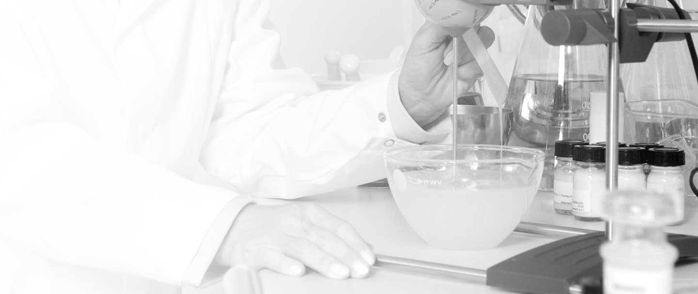 Científica trabajando en el laboratorio