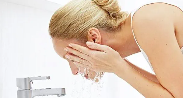 Conseils pour nettoyer la peau sans provoquer d’acné