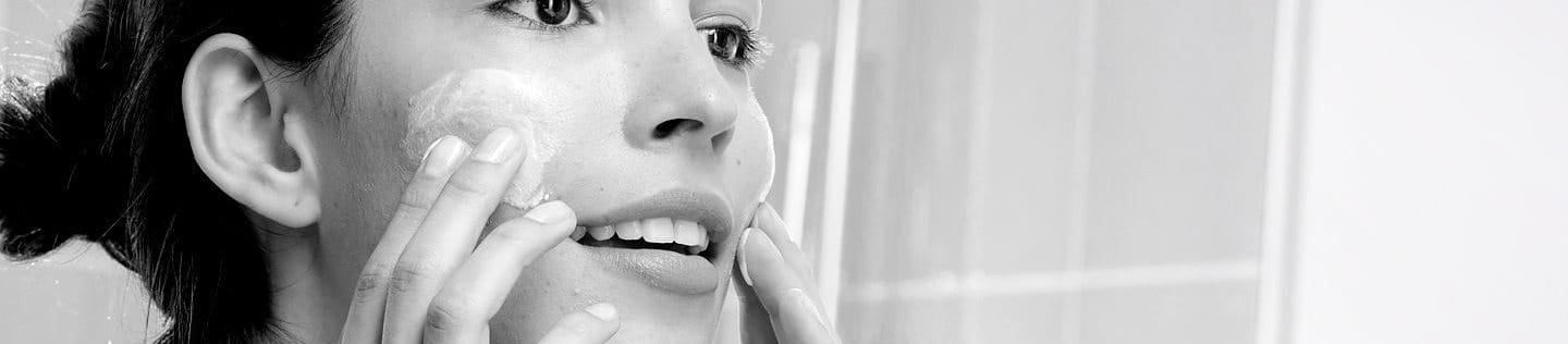 Lutter contre l'acné peau grasse