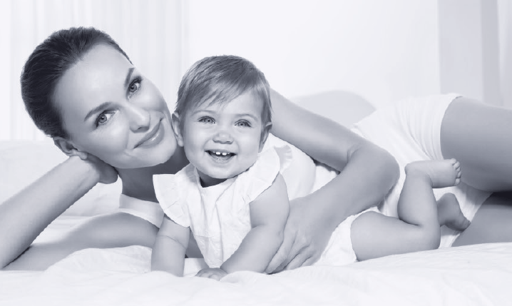 žena s djetetom na krevetu