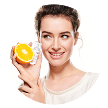 žena s narančom i Eucerin Vitamin C boosterom