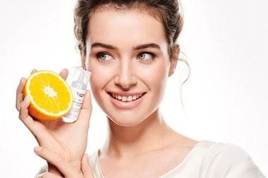 žena drži naranču i Eucein Vitamin C booster