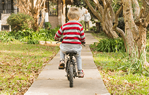 dijete vozi bicikl