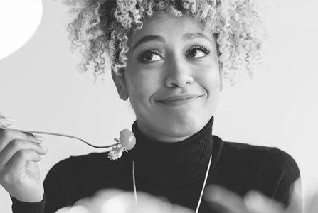 vrouw met vork in haar hand