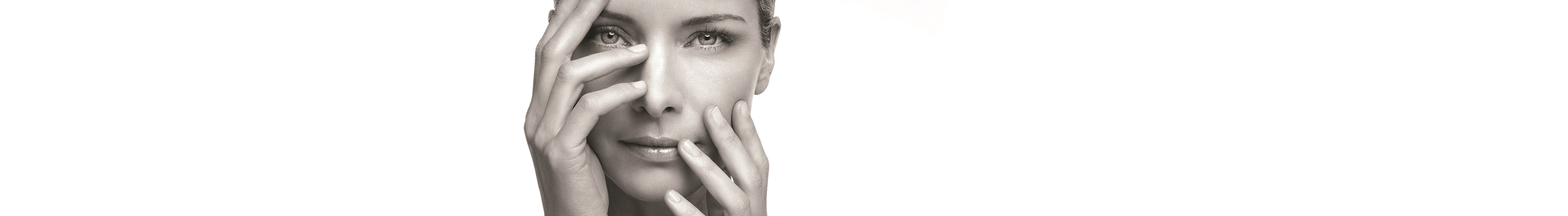 mulher a segurar as mãos à frente do seu rosto