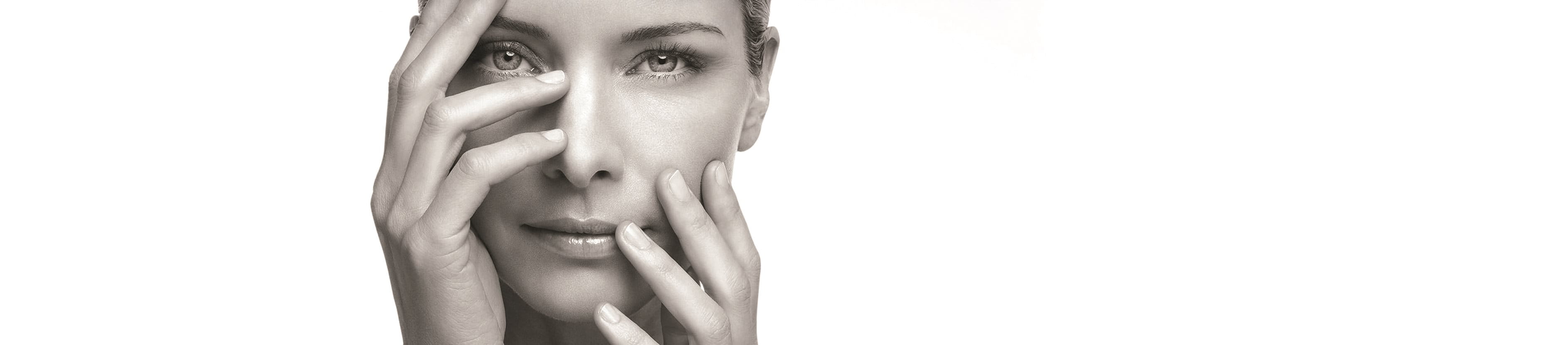 mulher a segurar as mãos à frente do seu rosto