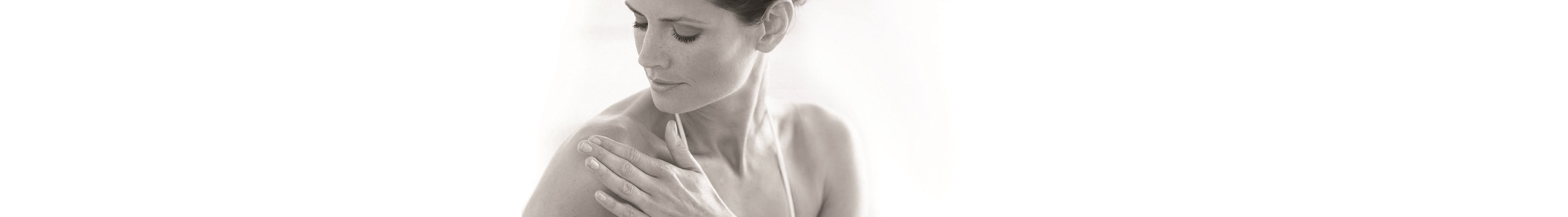 mulher a olhar para o ombro