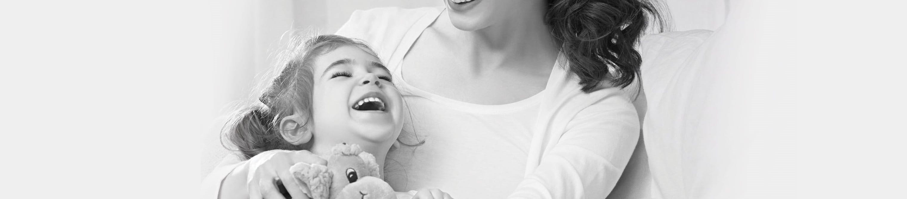 mãe e filha a rir