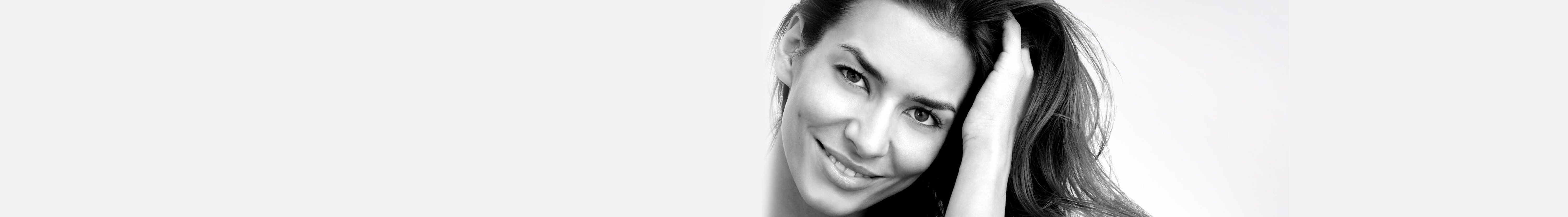 mulher com pele do rosto seca