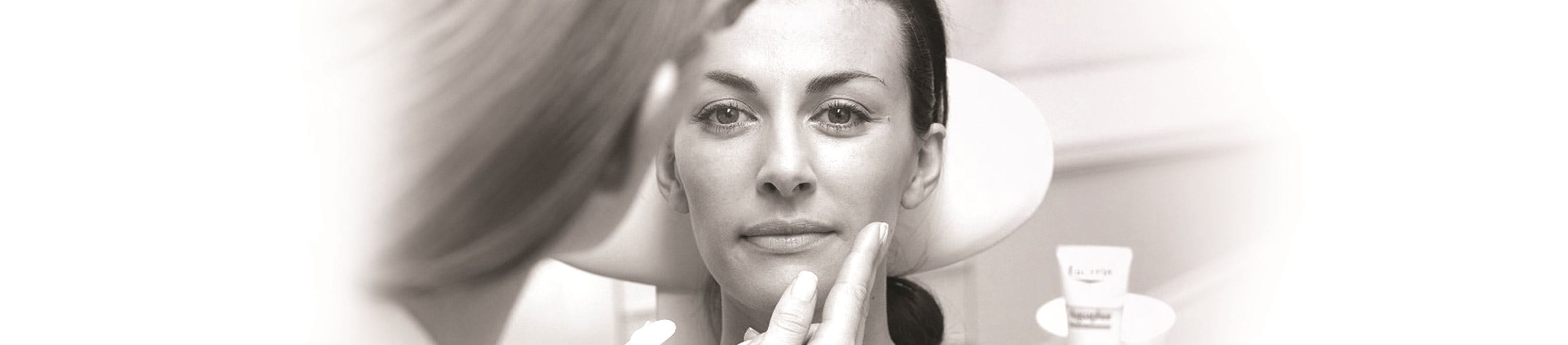 mulher a testar produto Eucerin