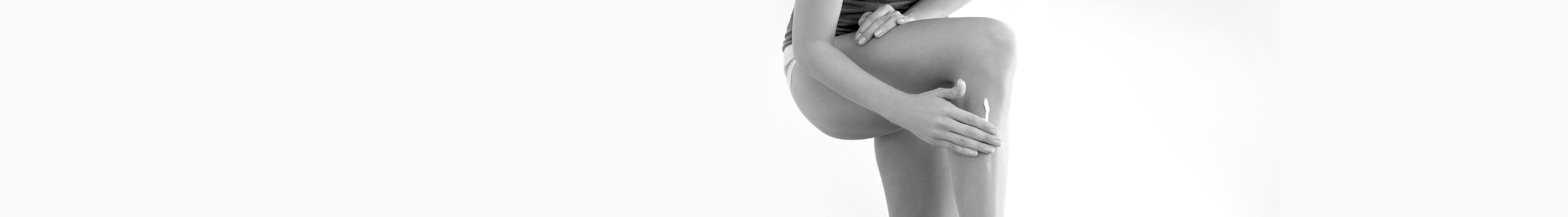 mulher a hidratar as pernas